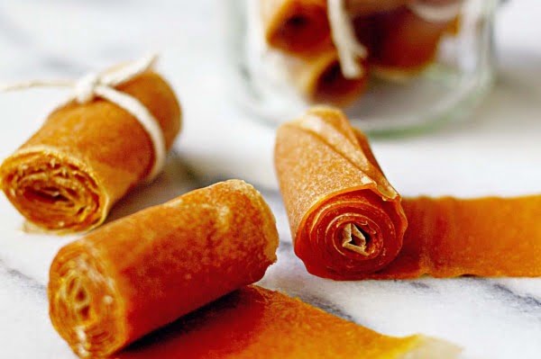 Để bánh nguội, cuộn tròn, khắt khúc vừa ăn