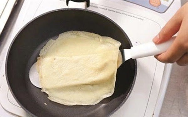 Làm vỏ bánh crepe xoài