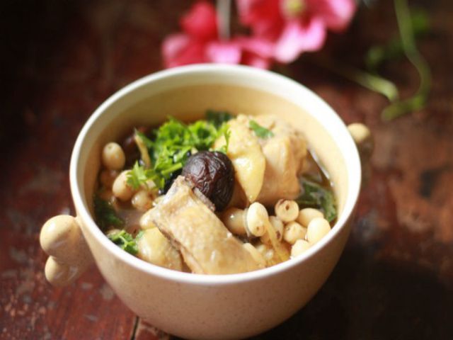 Món gà hầm hạt sen