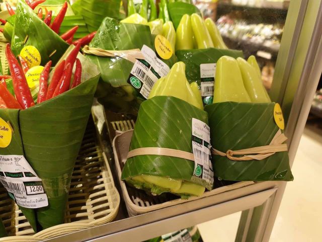 dùng lá cây chuối để gói thực phẩm