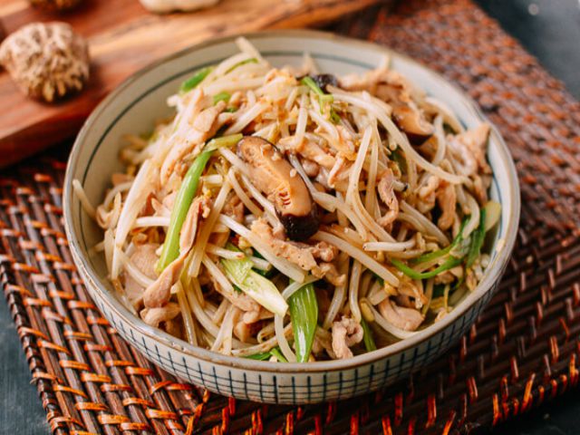 Thịt gà kết hợp cùng giá hấp dẫn