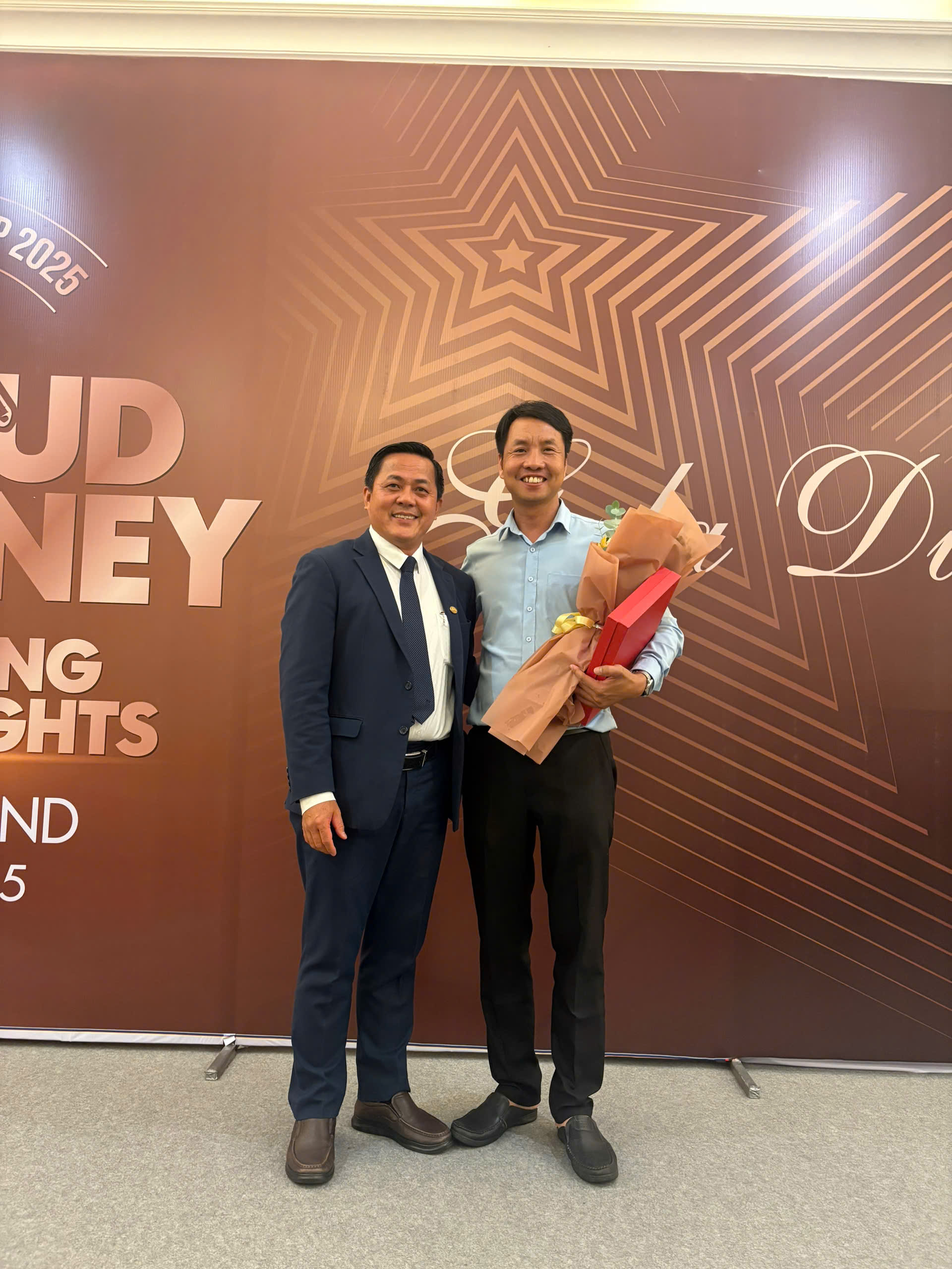 dong xanh Giám Đốc Đồng Xanh - Nguyễn Đức Trọng (tay phải)